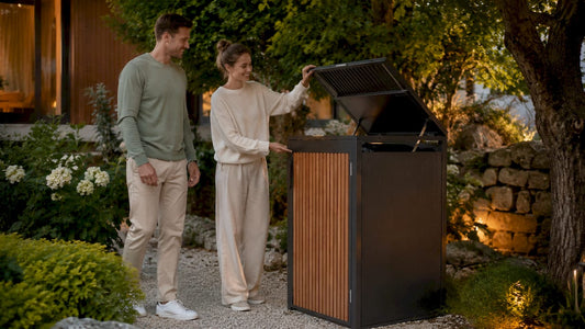 Dank Gasdruckfeder lässt sich die Mülltonnenbox kinderleicht öffnen.