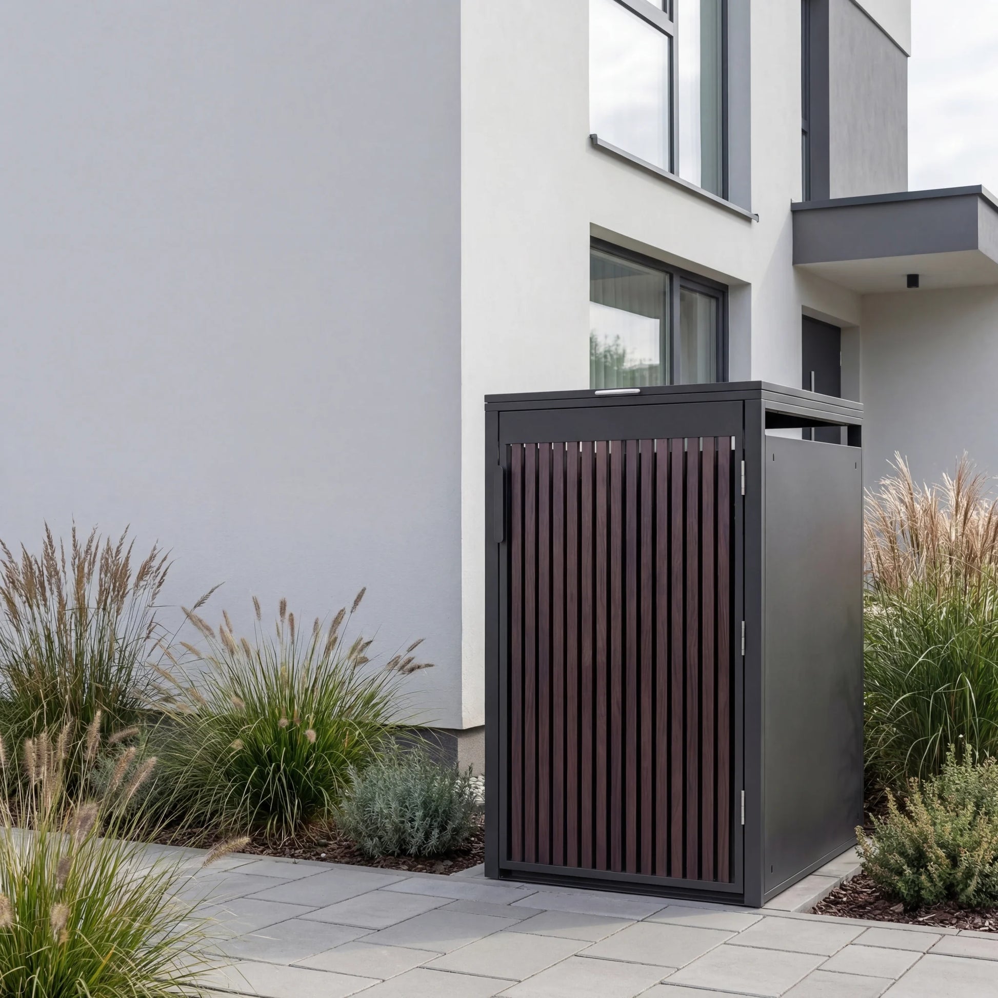 PANELO Mülltonnenbox 1er Eiche Graphite vor modernem Hauseingang